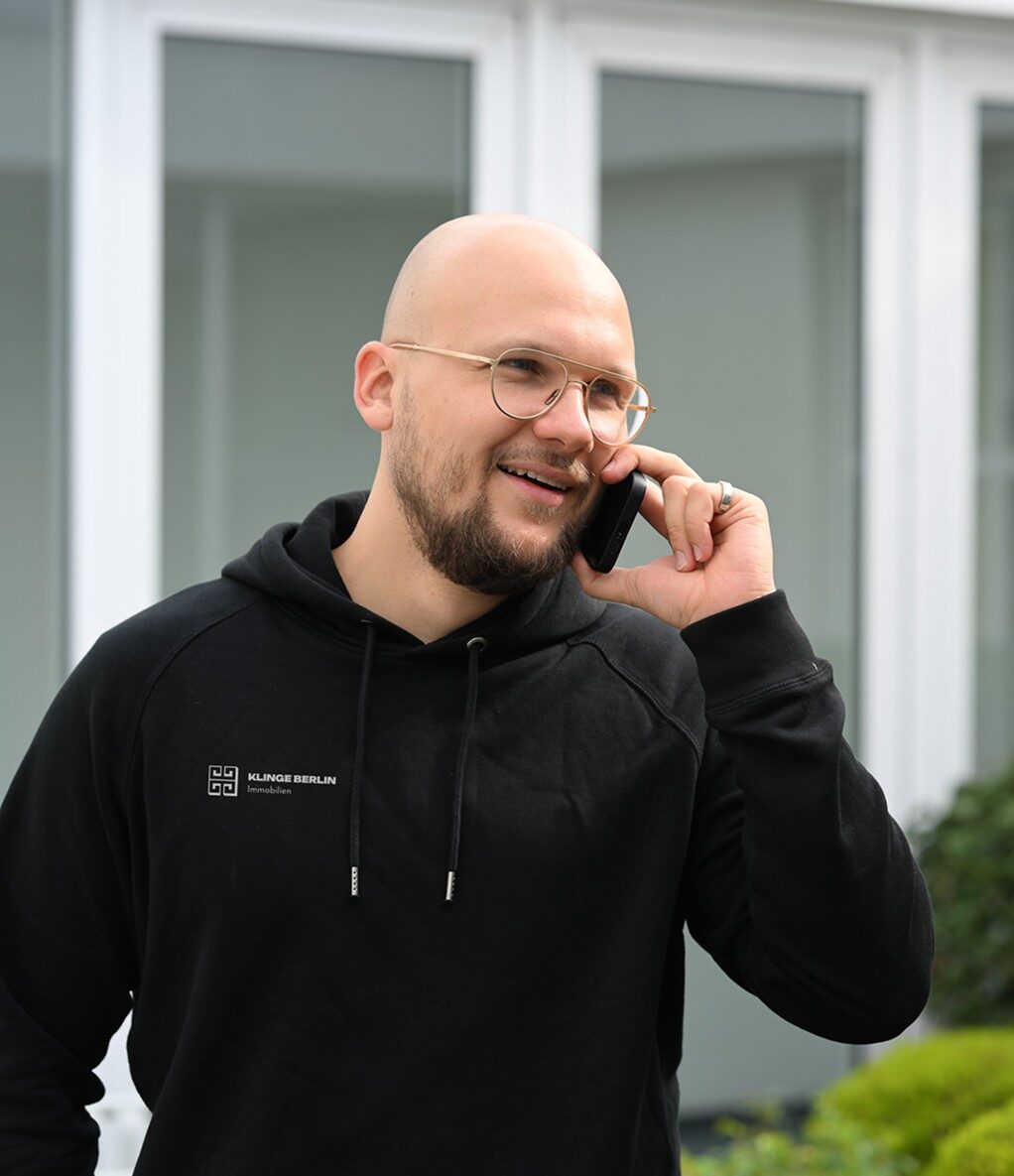 Monty Berlin am telefonieren